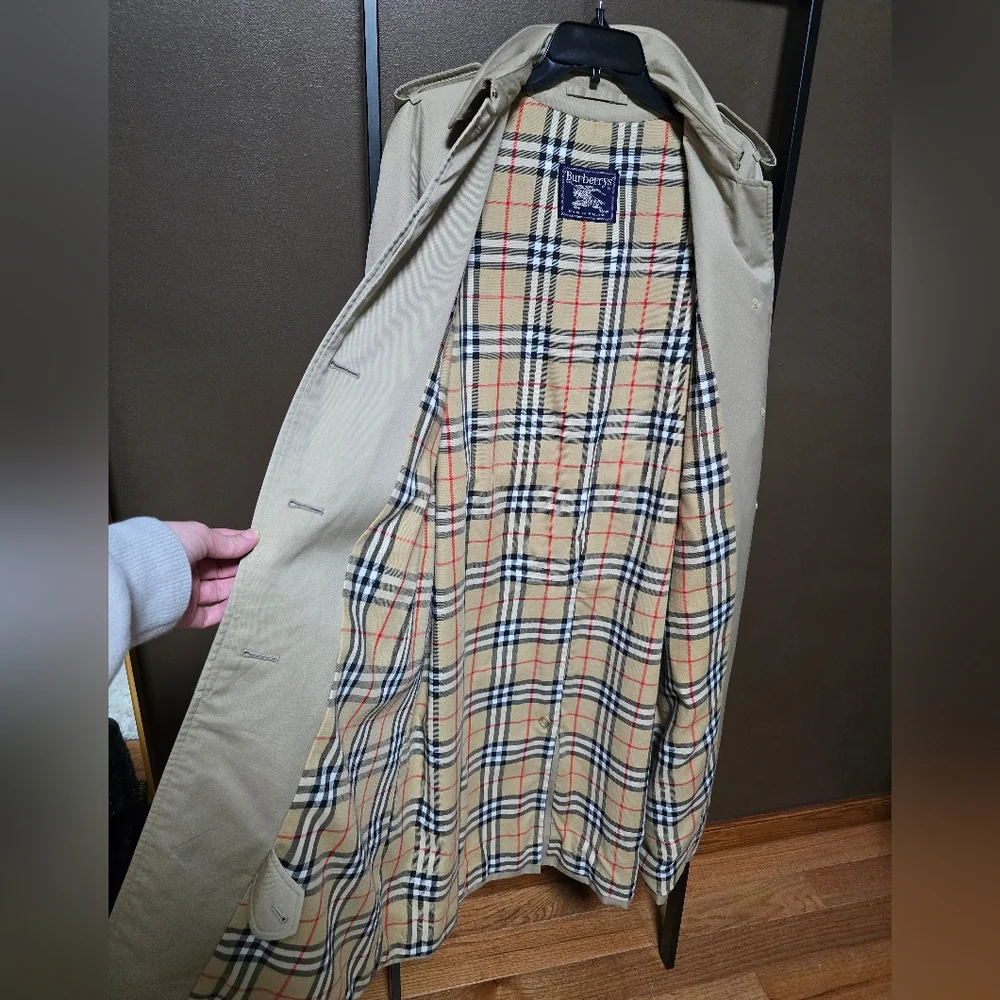 Vintage Burberry Classic Beige Trench Coat with Nova Check Lining - Picture 4 of 13